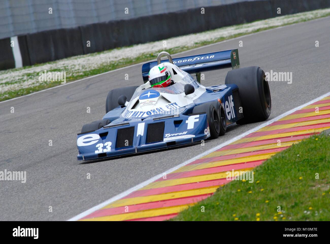 Mugello am 1. April 2007: Unbekannte laufen auf klassische F1-Wagen 1976 Tyrrell P34 auf Mugello in Italien in Mugello Historic Festival. Stockfoto