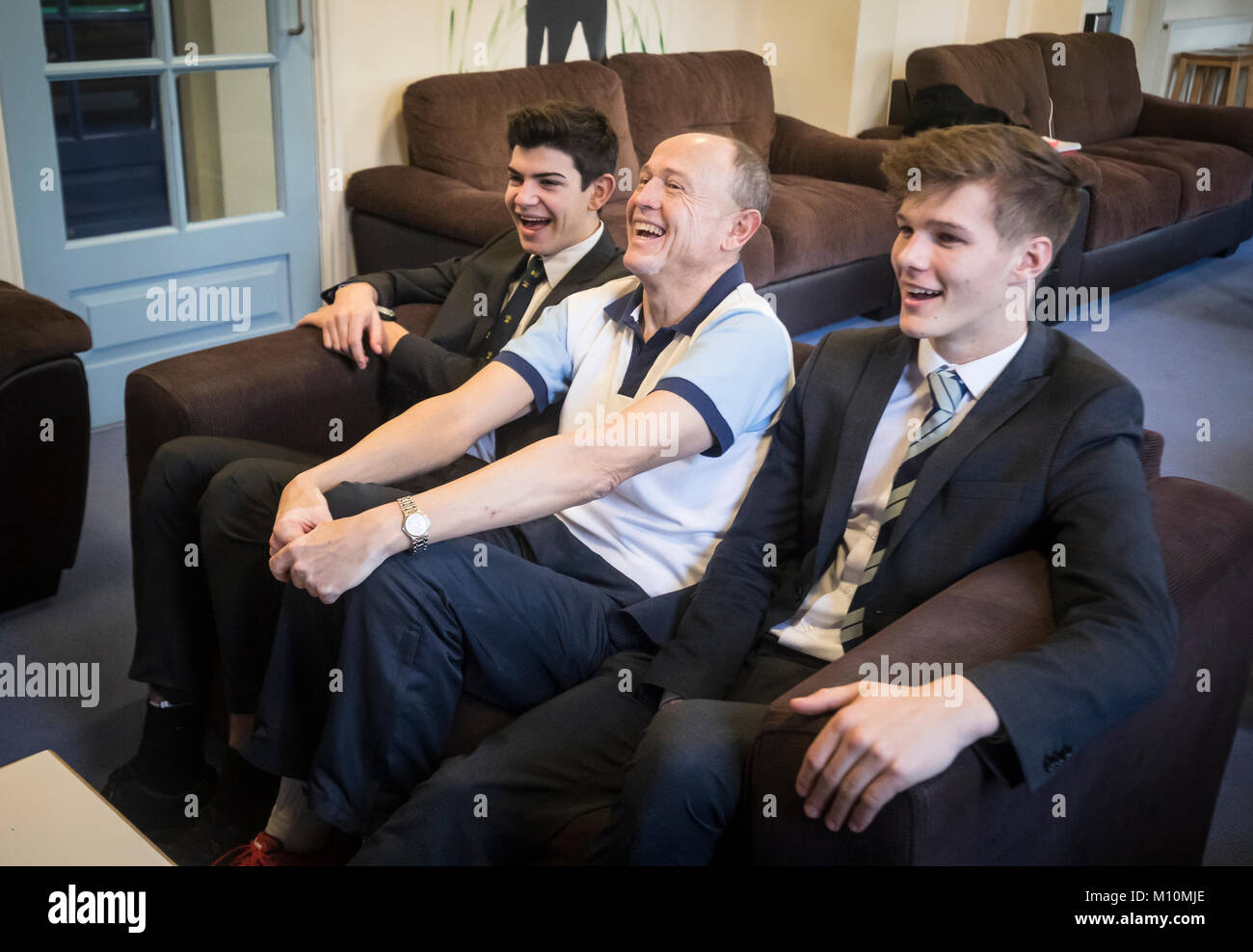 Alejandro (links), Tennis Trainer Trevor Loten (Mitte) und Charlie (kein Name auf Wunsch der Schule gegeben) watch Kyle Edmund auf Marin Cilic auf einem Fernseher an Fenwick-Smith Haus, ein älterer Boarding House at Pocklington Prep School, Beverley. Stockfoto