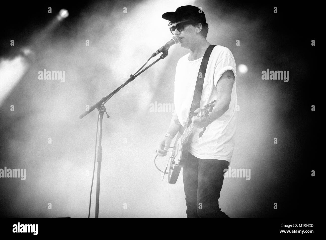 Die dänische Rockband Psyched Up Janis führt ein Live Konzert in der Orange Stage beim Roskilde Festival 2014. Zwei der ursprünglichen Bandmitglieder Sune Rose Wagner die Band 20 Jahre nach dem Debut Album vereint (dargestellt) und Jakob Jørgensen haben. Dänemark 05/07 2014. Stockfoto