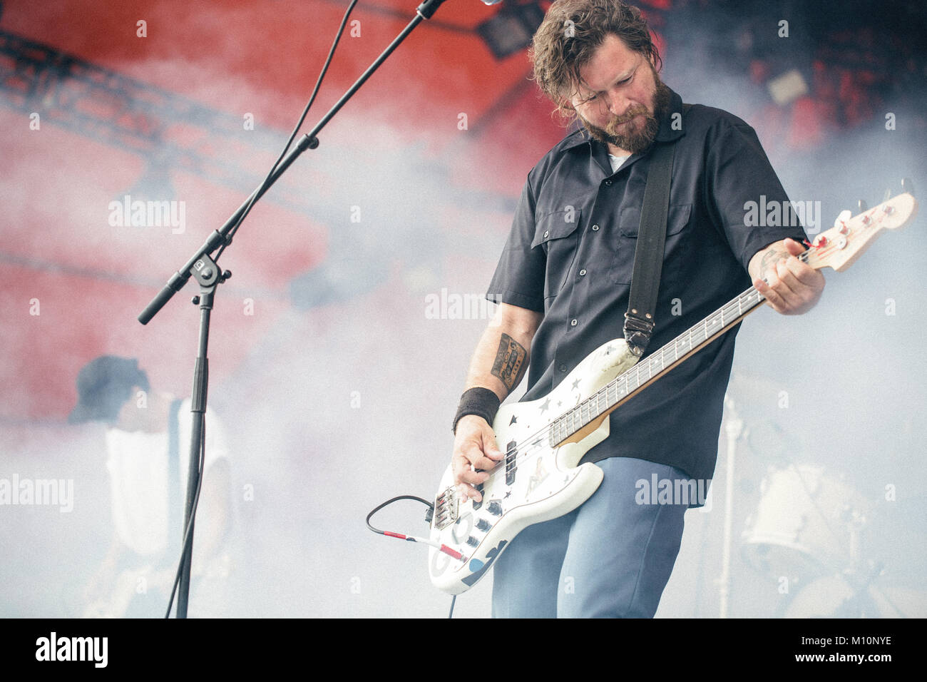 Die dänische Rockband Psyched Up Janis führt ein Live Konzert in der Orange Stage beim Roskilde Festival 2014. Zwei der ursprünglichen Bandmitglieder Sune Rose Wagner und Jakob Jørgensen (dargestellt) die Band 20 Jahre nach dem Debut Album vereint hat. Dänemark 05/07 2014. Stockfoto