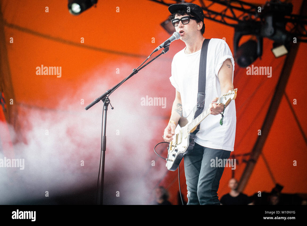 Die dänische Rockband Psyched Up Janis führt ein Live Konzert in der Orange Stage beim Roskilde Festival 2014. Zwei der ursprünglichen Bandmitglieder Sune Rose Wagner die Band 20 Jahre nach dem Debut Album vereint (dargestellt) und Jakob Jørgensen haben. Dänemark 05/07 2014. Stockfoto