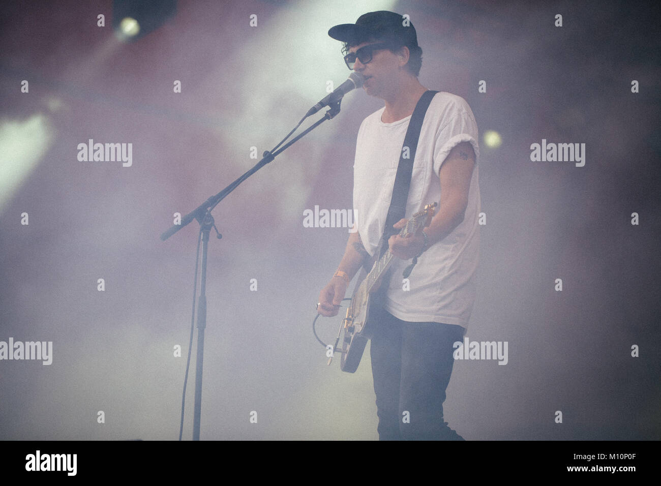 Die dänische Rockband Psyched Up Janis führt ein Live Konzert in der Orange Stage beim Roskilde Festival 2014. Zwei der ursprünglichen Bandmitglieder Sune Rose Wagner die Band 20 Jahre nach dem Debut Album vereint (dargestellt) und Jakob Jørgensen haben. Dänemark 05/07 2014. Stockfoto