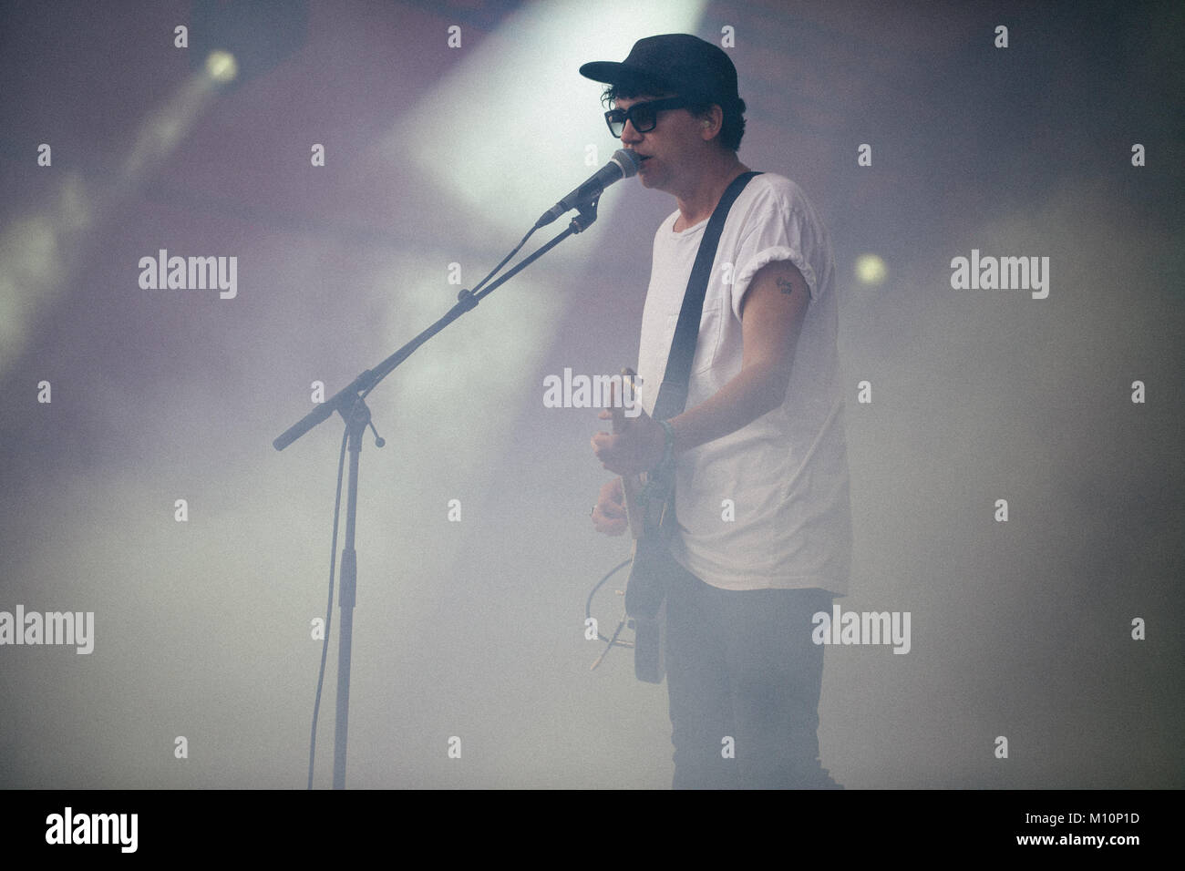 Die dänische Rockband Psyched Up Janis führt ein Live Konzert in der Orange Stage beim Roskilde Festival 2014. Zwei der ursprünglichen Bandmitglieder Sune Rose Wagner die Band 20 Jahre nach dem Debut Album vereint (dargestellt) und Jakob Jørgensen haben. Dänemark 05/07 2014. Stockfoto