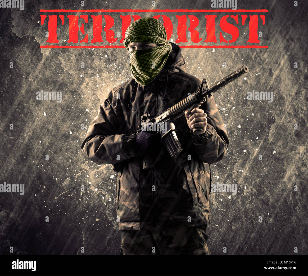 Portrait von gefährlichen maskierte und bewaffnete Mann mit terroristischen Zeichen auf Grunge Hintergrund Stockfoto