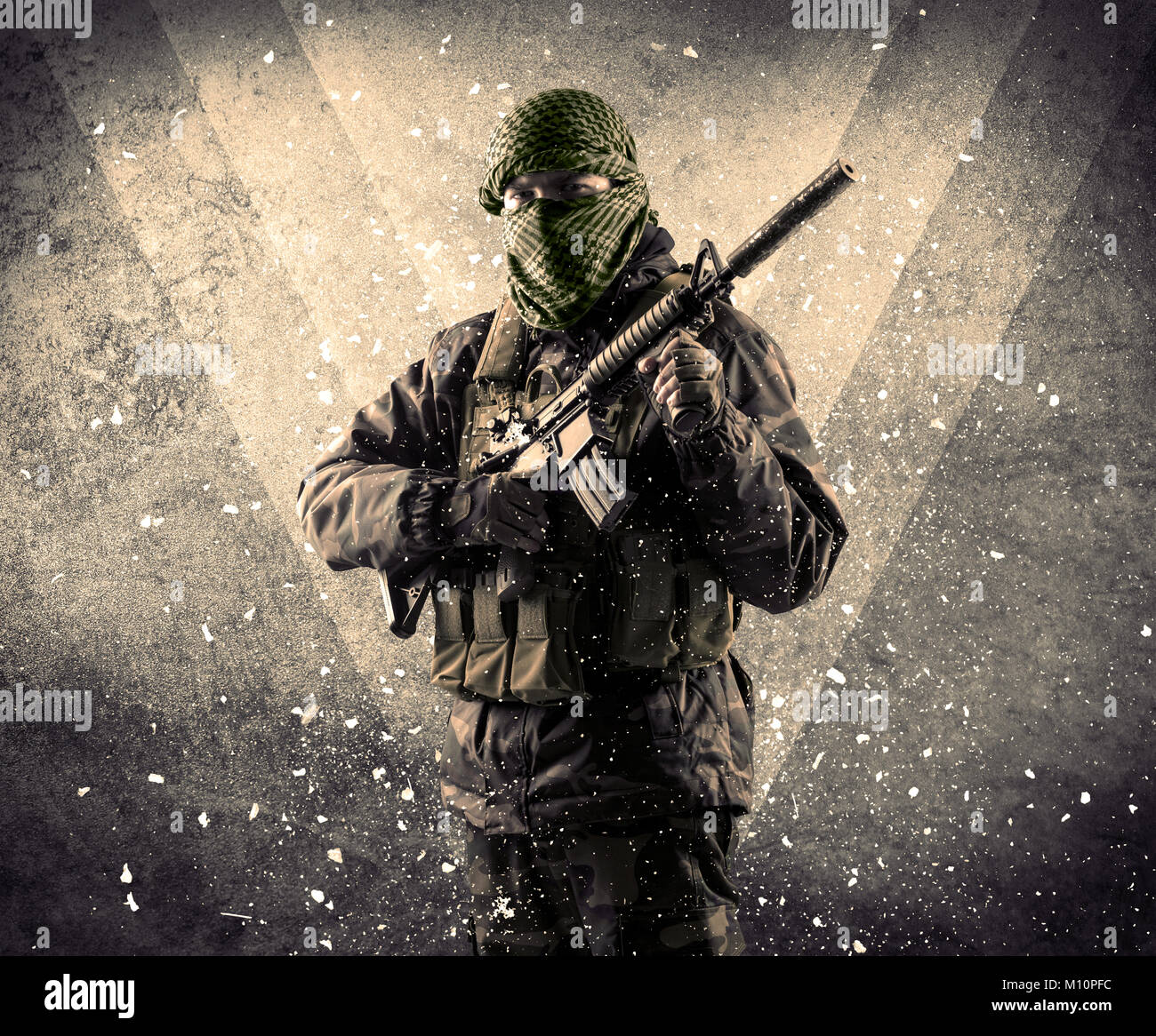 Porträt eines gefährlichen Maskierte bewaffnete Soldaten mit grungy hellen Hintergrund Stockfoto