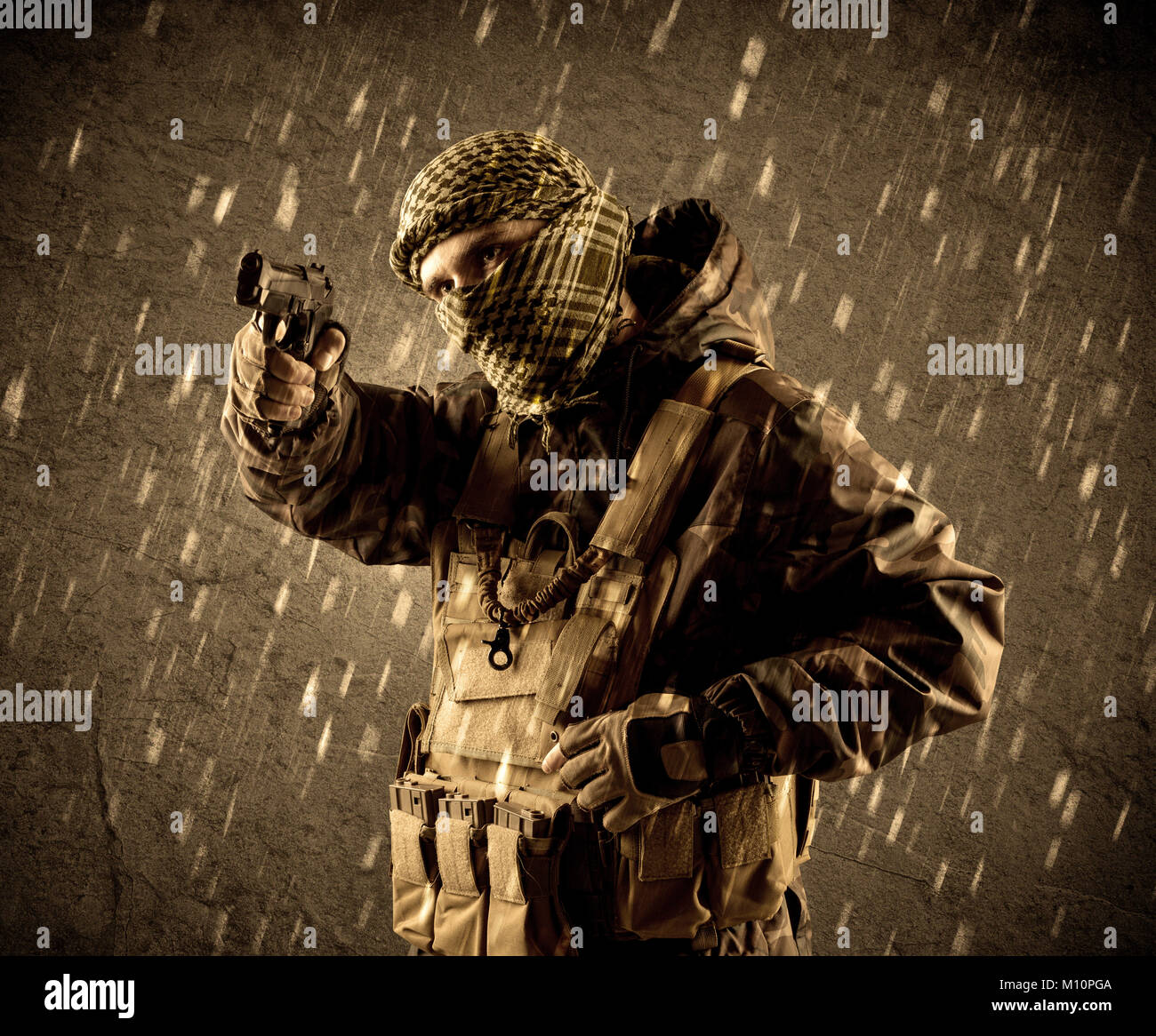 Portrait von gefährlichen schwer bewaffneten terroristischen Soldat mit Maske auf Grunge regnerischen Hintergrund Stockfoto