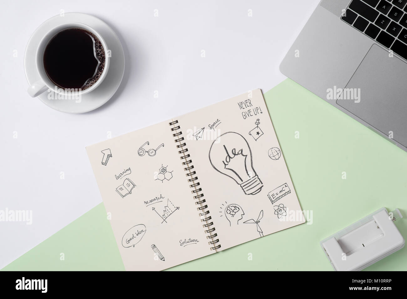 Business-Ideen, Kreativität, Inspiration und Start-up-Konzepte, Ideen Nachricht auf Notebook mit Glühbirne. Stockfoto