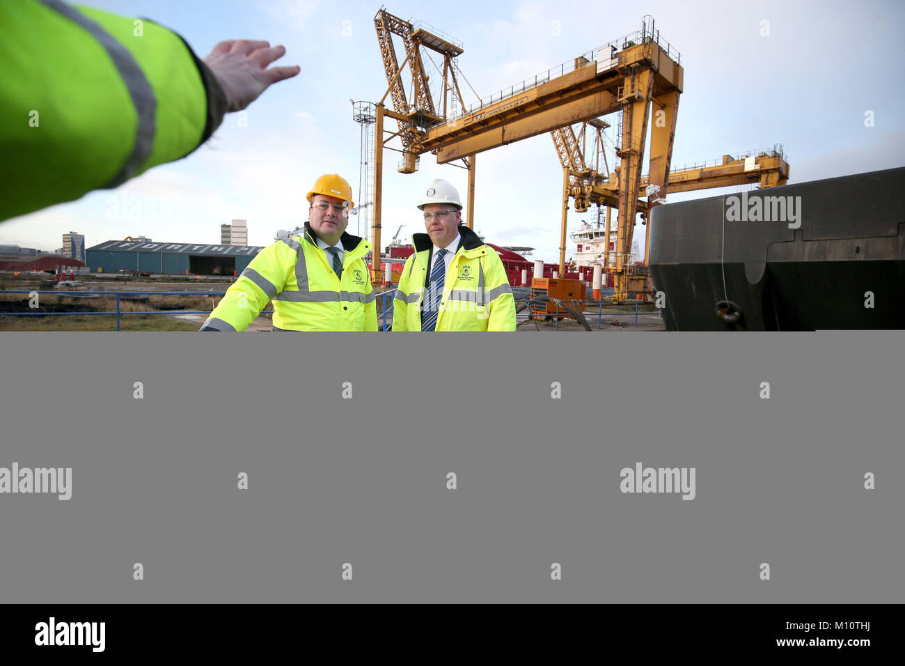 Energie Minister Paul Steuerhaus (links) mit Michael Milne, Geschäftsführer der Dales Marine Limited, bei einem Besuch in Leith Imperial Trockendock, wo er die zweite Runde der Finanzmittel für die Stilllegung Challenge Fund angekündigt. Stockfoto