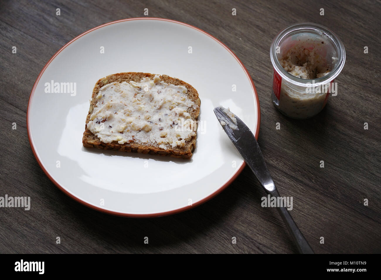 Brot und Tropf- oder Knistern fett oder Schmalz mit Grieben genannt Schmalzbrot in Deutschland Stockfoto