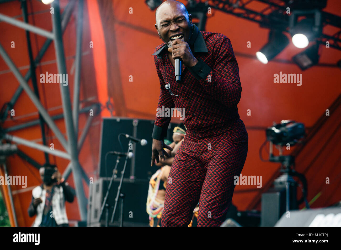 Die Nigerianische Afrobeat Musiker und Saxophonist Seun Kuti führt ein Live Konzert mit seiner Band Ägypten" 80 während der dänischen Musik Festival Roskilde Festival 2017. Dänemark, 30.06.2017. Stockfoto