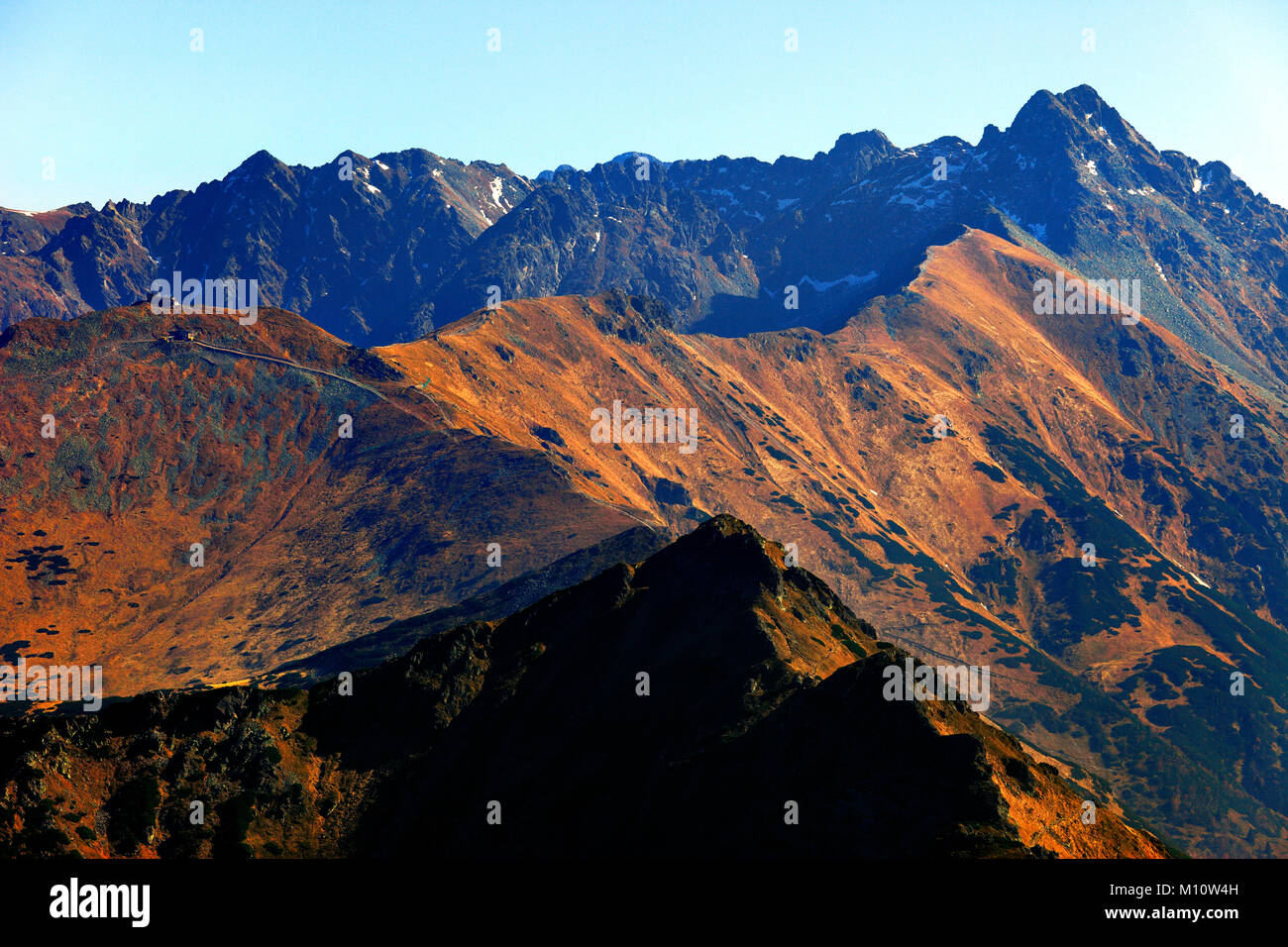 Polen, Tatra, Zakopane-Pass unter Kopa Kondracka, Goryczkowa Czuba, Kasprowy Wierch, Beskid und Swinica peaks mit Hohen Tatra in backgrou Stockfoto