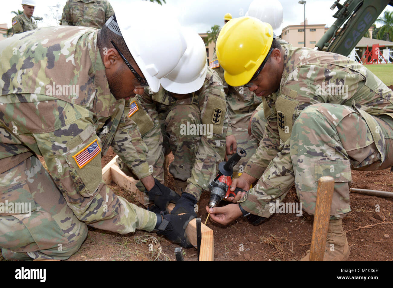 Bau Soldaten auf die 561St Ingenieur Gesellschaft zugeordnet, 84th Engineer Battalion, 130 Engineer Brigade, 8 Theater Sustainment Command, arbeiten gemeinsam an der Baustelle am Schofield Baracke, Hawaii, am 23.01.2018. Die Ingenieure arbeiten, den Boden zu bereiten, damit der 25 Infanterie Division 3. Brigade Combat Team Bronco Memorial in der Nähe platziert werden können. (U.S. Armee Stockfoto