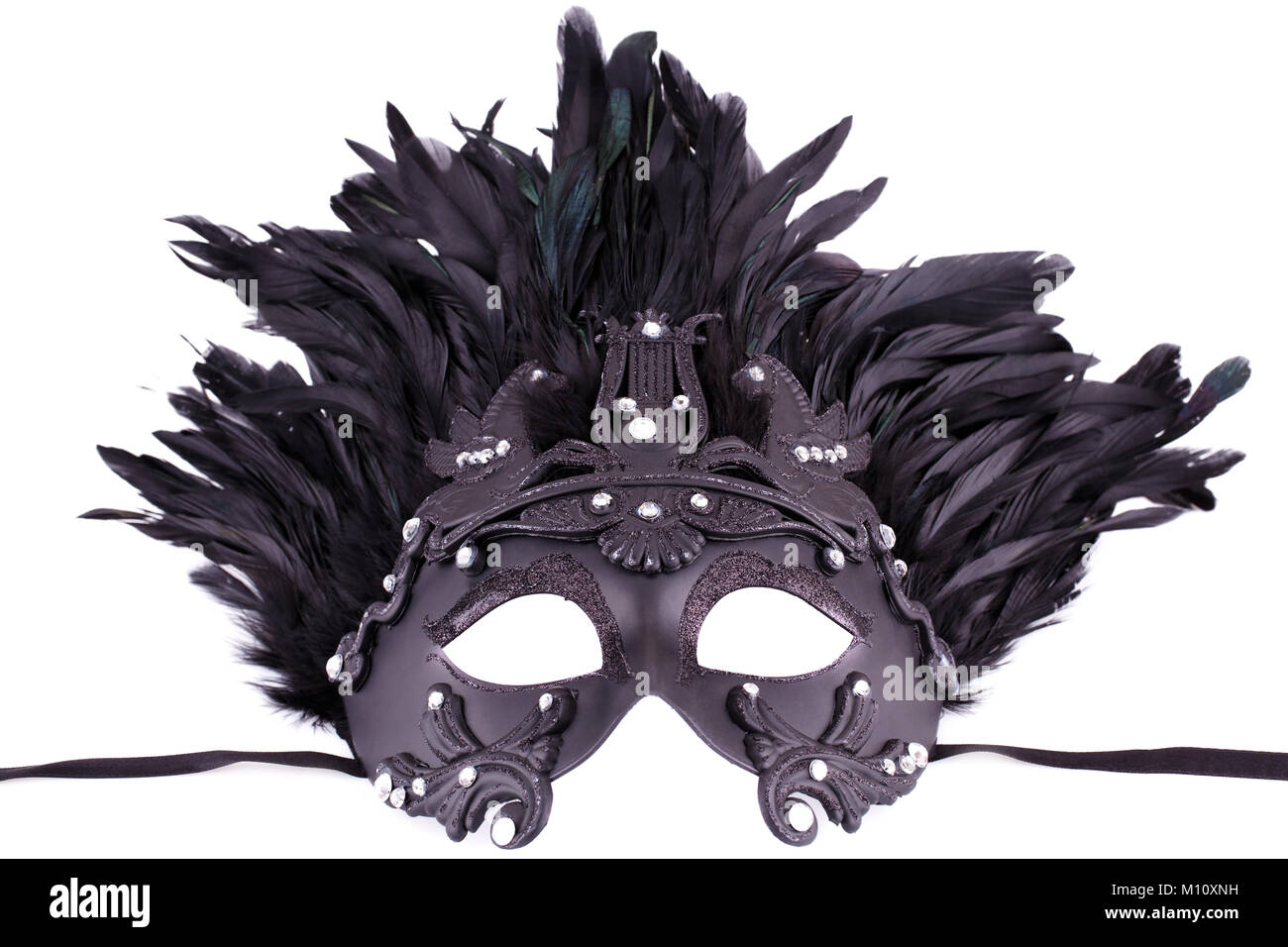 Karnevalsmaske mit Federn isoliert auf weißem Hintergrund. Stockfoto