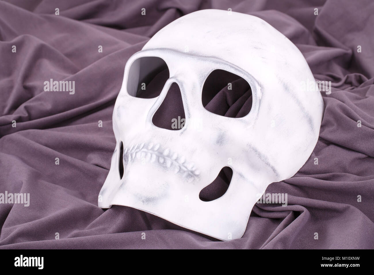 White Skull Maske auf Stoff Hintergrund. Stockfoto