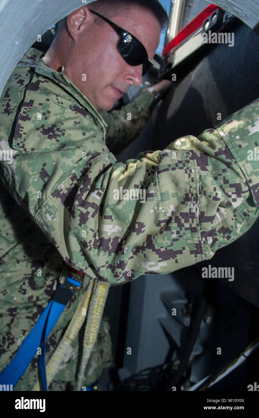 APRA HARBOR, Guam (Jan. 23, 2018) (SSN722), Kapitän David Schappert, Commander, Submarine Squadron 15, verlässt die Brücke von Los Angeles-Klasse Angriffs-U-Boot USS Key West (SSN722), während eine Freunde und Familie Tag der Kreuzfahrt, in der Apra Harbor auf Guam 14.01.23. Key West ist eine von vier Vorwärts - bereitgestellt von U-Booten in Apra Harbor Guam homeported, als Teil der auf Szene und ungesehen Seestreitkräfte. (U.S. Marine Stockfoto