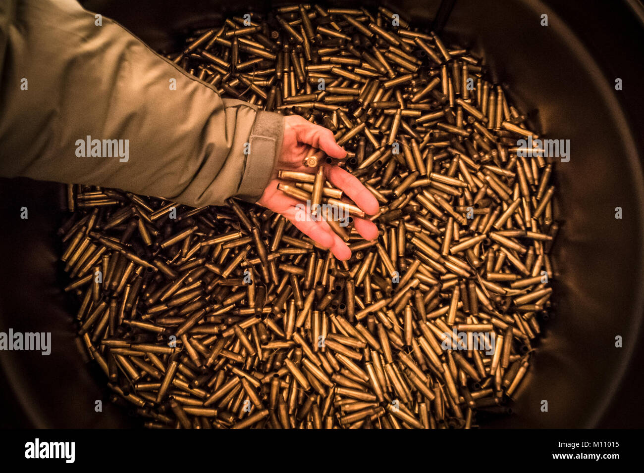 Senior Master Sgt. Tonya Camarata wirft einen Blick auf ein Barrel leere Tanks innerhalb der Munition Storage Area an der 179th Airlift Wing 18.01.2018. Die Sicherheit Büro hier anwesend war für den Transport der Munition, um sicherzustellen, dass die Mitglieder mit der Politik und Richtlinien für die Gewährleistung der Sicherheit der Mitglieder während der Übertragung-konform sind. (U.S. Air National Guard Foto von 1 Leutnant Paul Stennet/Freigegeben) Stockfoto