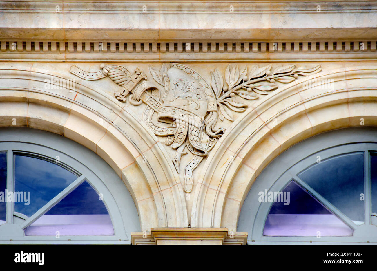 Paris, Frankreich. Palais Royal. Brüstungs- Funktion zwischen zwei fensterbögen Stockfoto