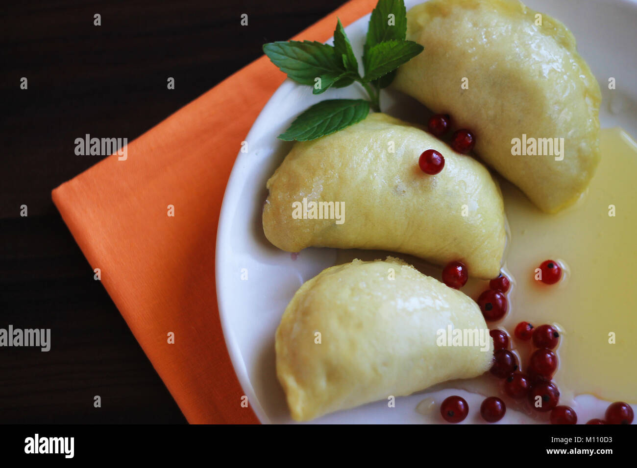 Ukrainische Knödel mit Korinthen und Honig closeup Stockfoto