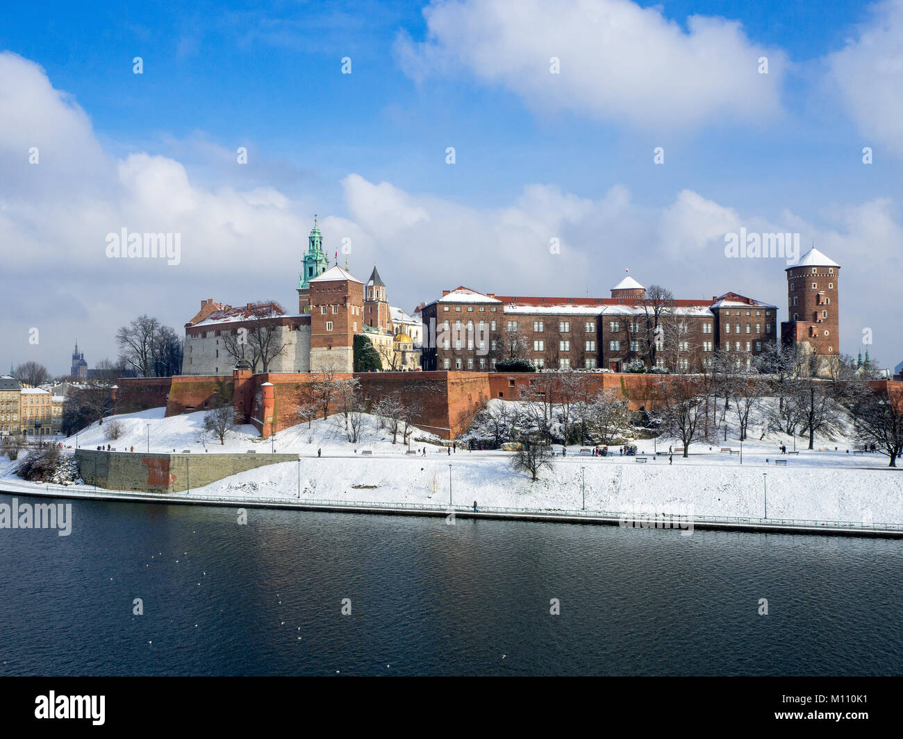 Kraków, Polen. Historischen Königlichen Schloss Wawel, der Kathedrale mit Renaissance Sigmund Kapelle mit goldenen Kuppel und die Weichsel im Winter. Stockfoto