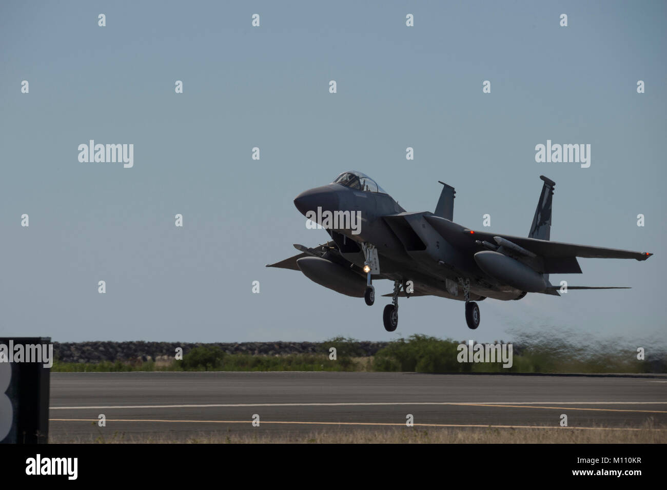 Us Air Force F-15 Eagle von 144 California Air National Guard Fighter Wing nimmt-off auf der Startbahn während Sentry Aloha 08-07 Jan. 22, 2018 Joint Base Pearl Harbor-Hickam, Hawaii. Sentry Aloha bietet die Air National Guard, der U.S. Air Force und DoD Amtskollegen eine facettenreiche, gemeinsamen Schauplatz mit Unterstützung der Infrastruktur und Personal, berücksichtigt aktuelle, realistische integrierte Ausbildung. (Air National Guard Foto von Senior Master Sgt. Chris Drudge) Stockfoto