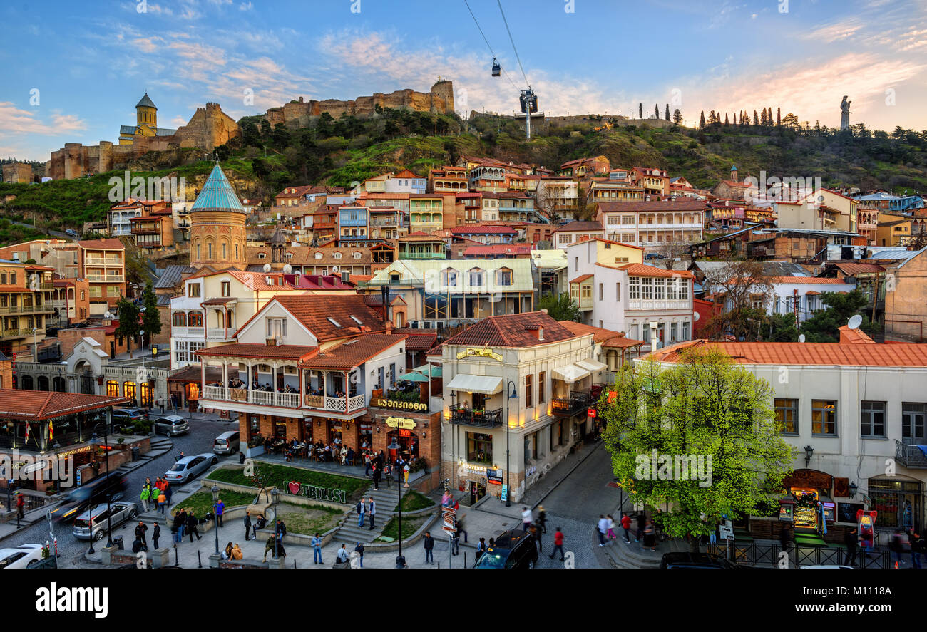 Tiflis, Georgien - April 06: Tbilisi Altstadt Hauptplatz Meidan zieht viele Einheimische und Touristen mit seinen Geschäften und Restaurants. April 06, 2017 Stockfoto