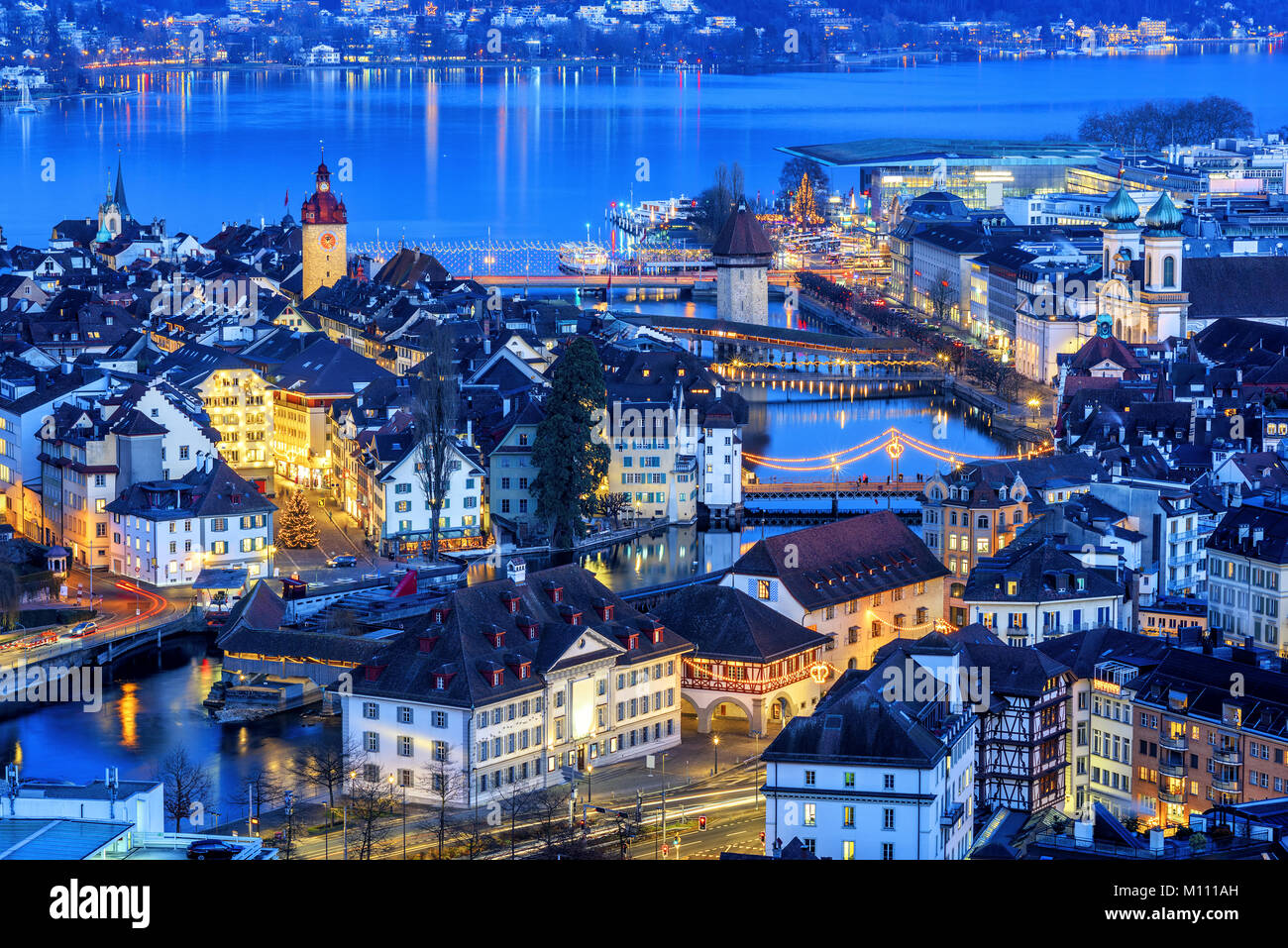 Altstadt von Luzern und der Vierwaldstättersee beleuchtet mit Weihnachtsbeleuchtung, Schweiz Stockfoto