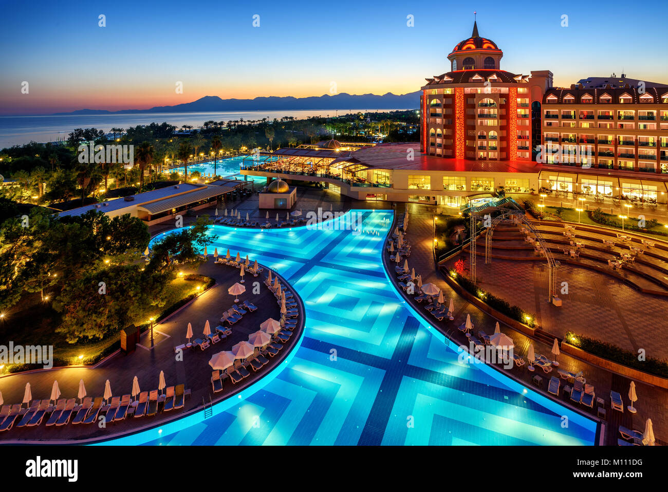 Antalya, Türkei - Oktober 15, 2017: luxuriöse All-inclusive Delphin Grand Hotel am Mittelmeer Türkische Riviera Küste auf Sonnenuntergang beleuchtet werden. Antal Stockfoto