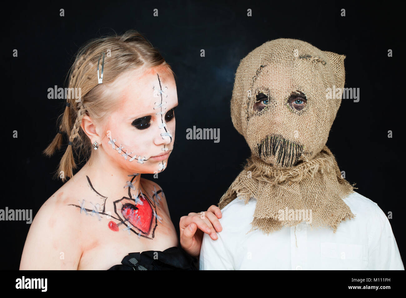 Junge Mädchen und Jungen mit Halloween Make-up Stockfoto