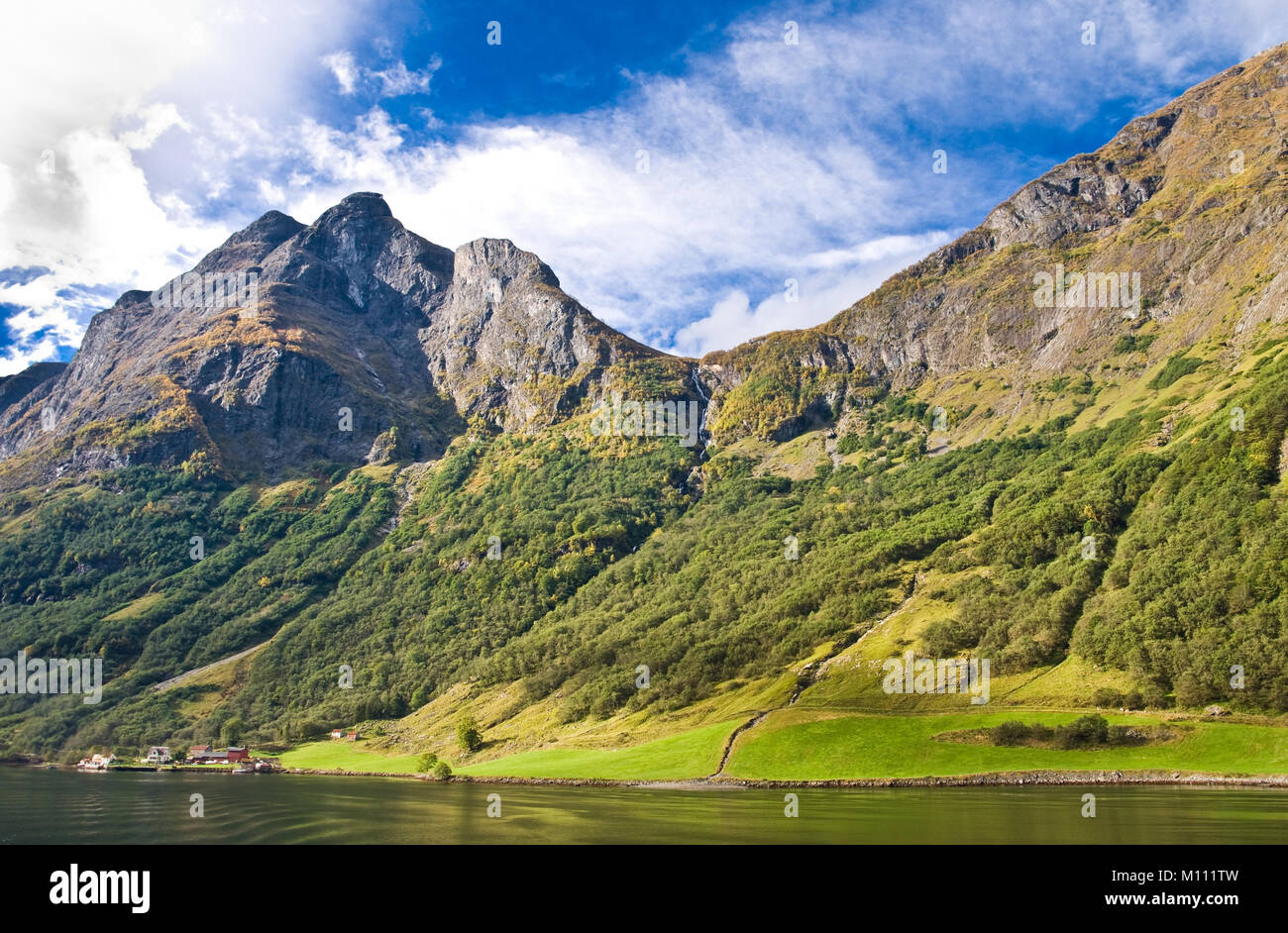 Fjorde in Norwegen und in der skandinavischen Natur: Berge, Bäume und Flüsse Stockfoto