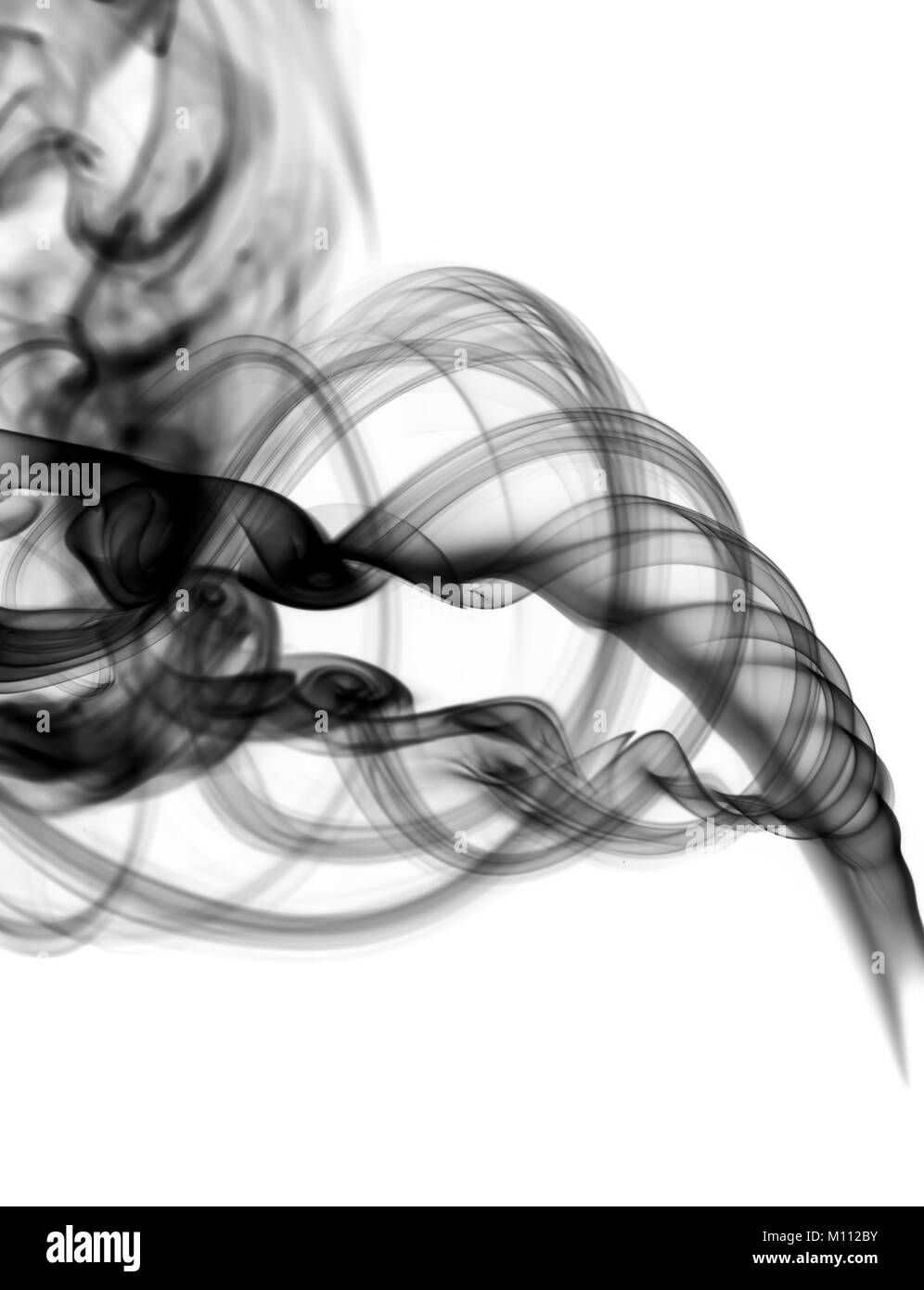 Abstrakter schwarzer Rauch Wirbel über dem weißen Hintergrund Stockfoto