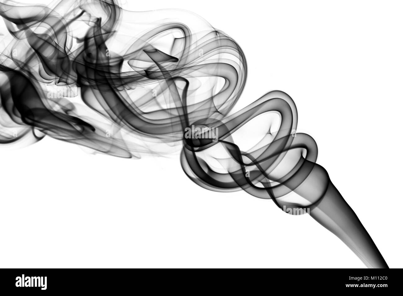 Abstract Schwarzer Rauch wirbelt über den weißen Hintergrund Stockfoto