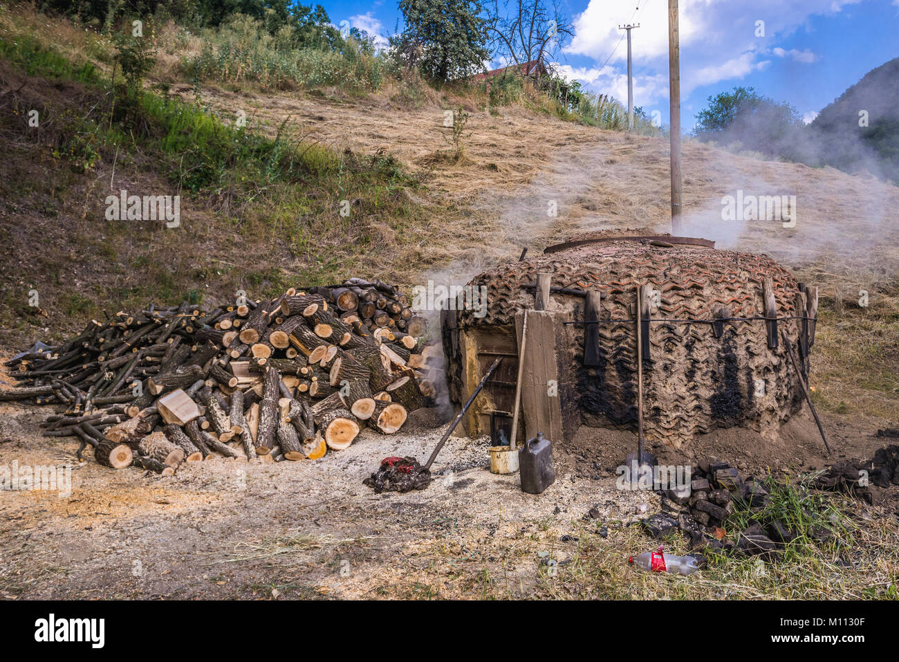 Traditionelle Methode der Kohle-produktion Methode in Moravica Lucani Gemeinde, Bezirk von Serbien Stockfoto