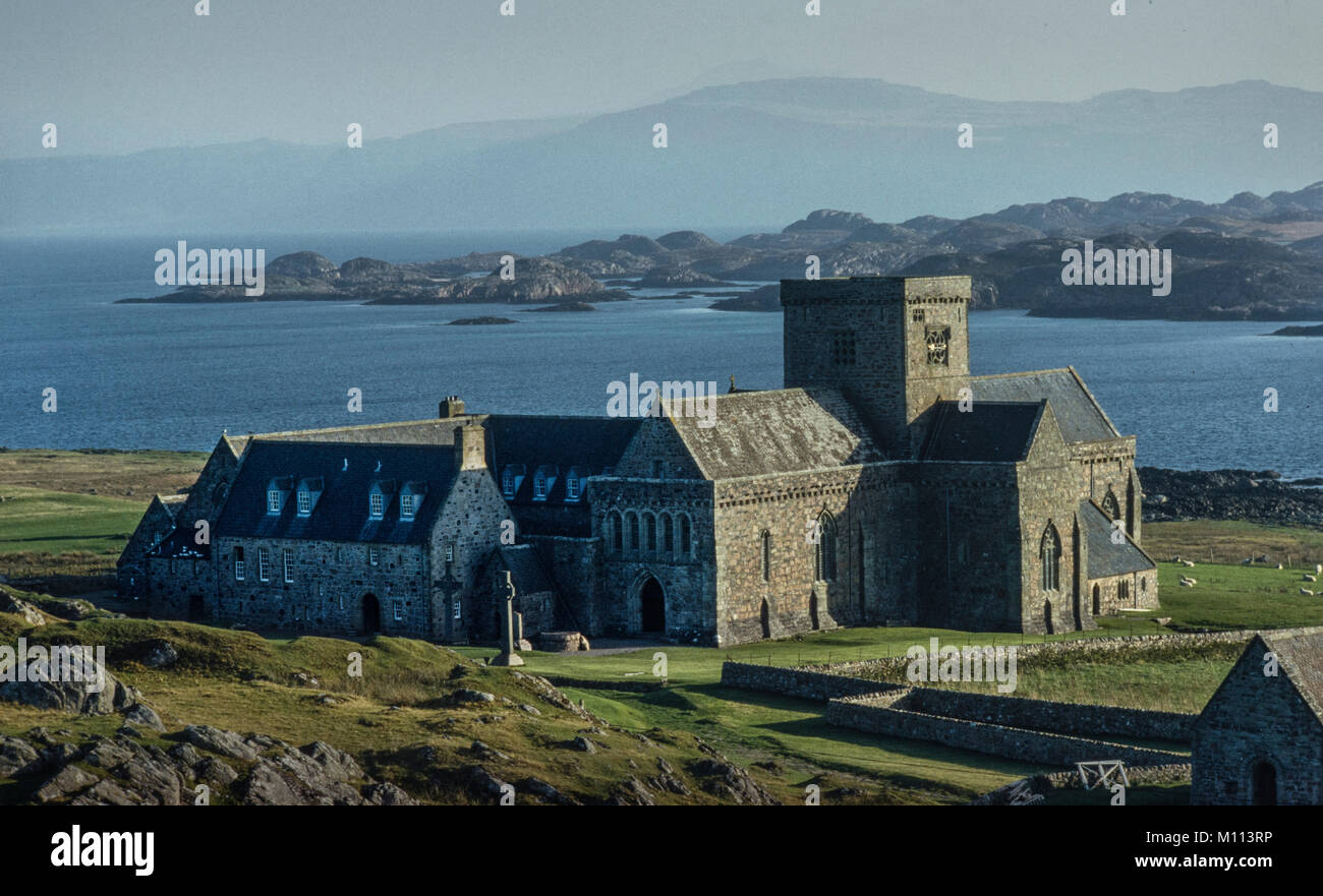 Iona Abbey, Iona, Schottland. John Smith ehemalige Labour Party Leader ist hier begraben. Iona Abbey ist auf der Insel Iona, direkt an der Isle of Mull an der Westküste von Schottland. Es ist eines der ältesten Christlichen religiösen Zentren in Westeuropa. Die Abtei war ein Brennpunkt für die Verbreitung des Christentums in ganz Schottland und markiert die Gründung einer klösterlichen Gemeinschaft von St. Columba, wenn Iona war Teil des Königreichs Dál Riata. Iona Abbey ist die Heimat der Iona Community, eine ökumenische Christliche Orden, und bleibt ein beliebter Ort der christlichen Wallfahrt heute. Stockfoto