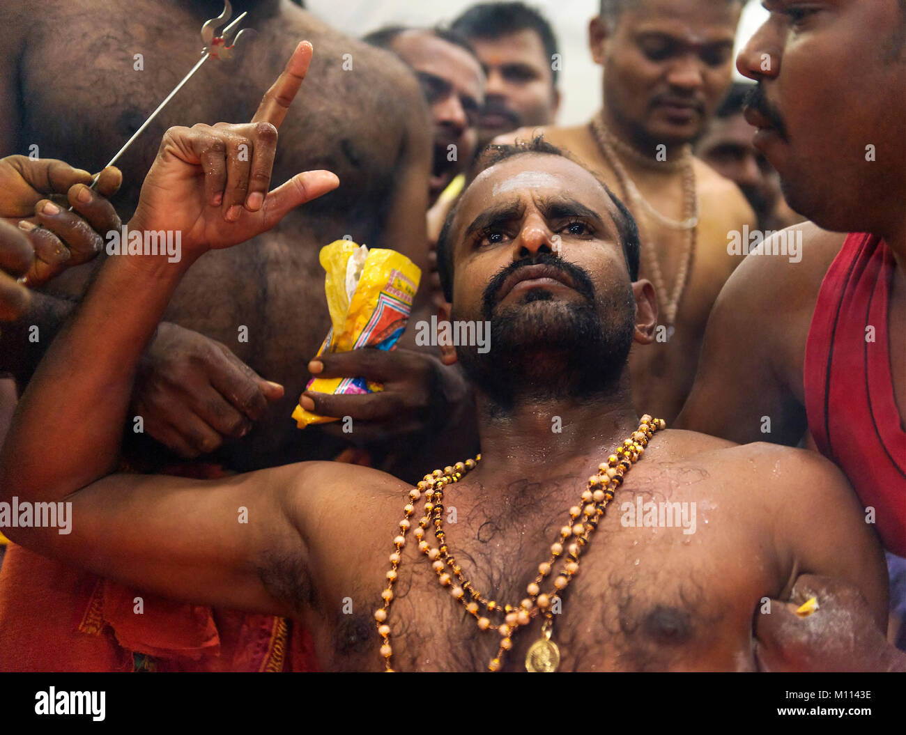 Singapur 2015: Hindu Devotees in ihren Mund mit einer Nadel durchstochen und Milch Topf für Herrn Muruga während der jährlichen Hindu festival Thaipusam durchführen Stockfoto