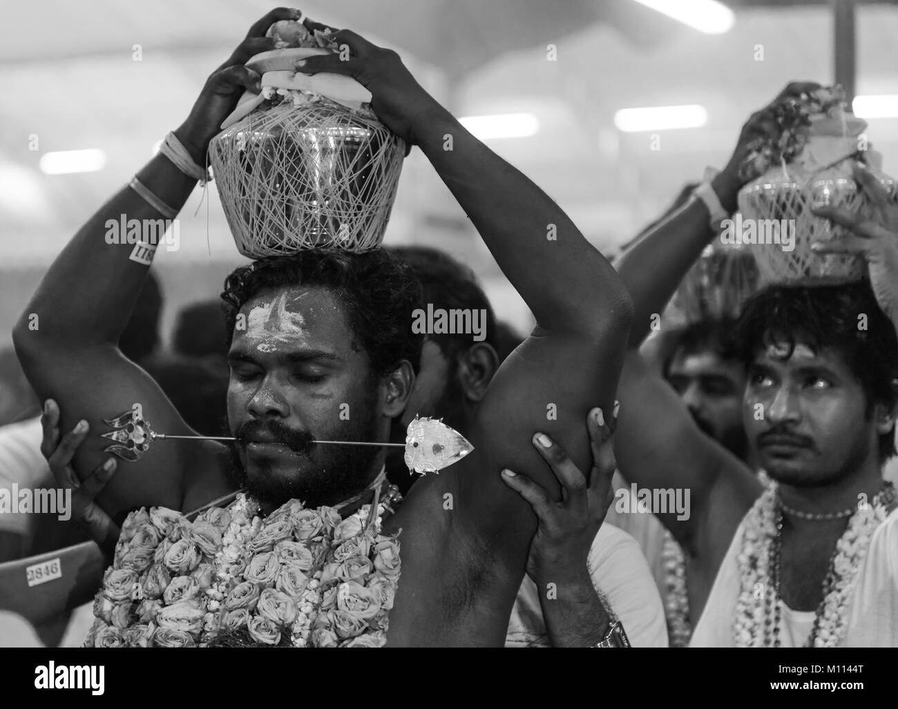Singapur 2015: Hindu Devotees in ihren Mund mit einer Nadel durchstochen und Milch Topf für Herrn Muruga während der jährlichen Hindu festival Thaipusam durchführen Stockfoto