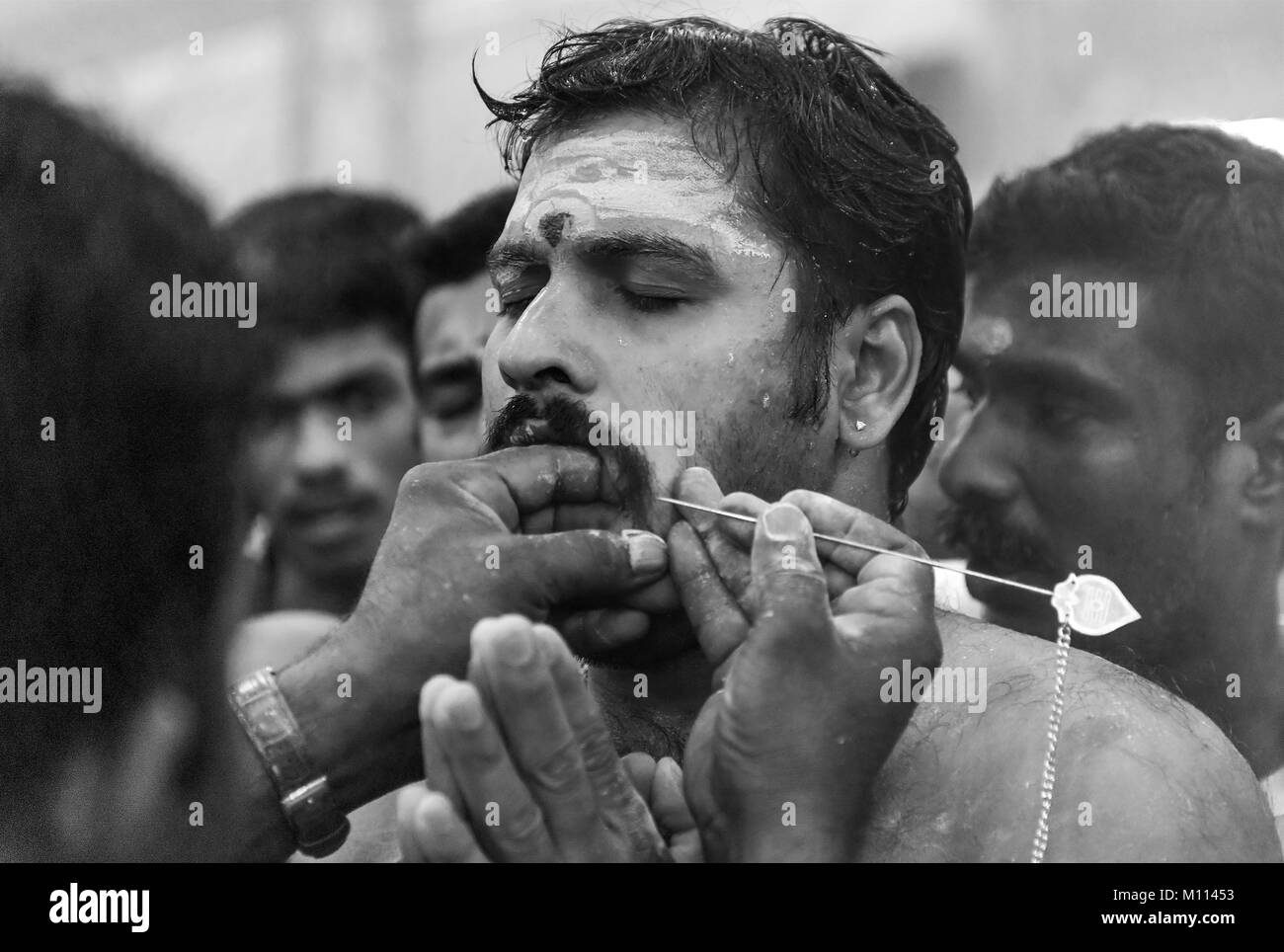 Singapur 2015: Hindu Devotees in ihren Mund mit einer Nadel durchstochen und Milch Topf für Herrn Muruga während der jährlichen Hindu festival Thaipusam durchführen Stockfoto