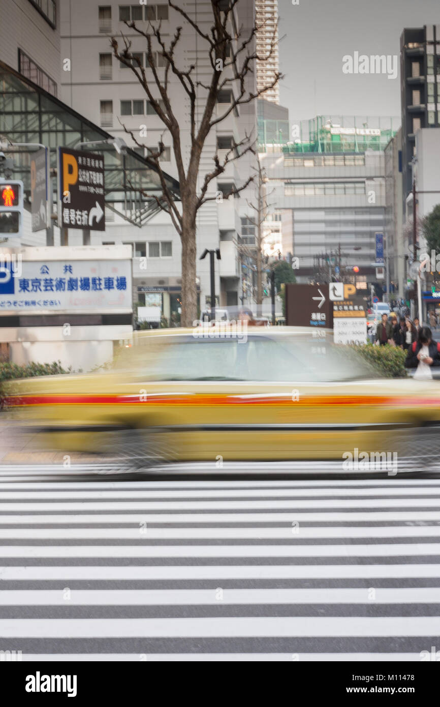 Gelbes taxi beschleunigt Vergangenheit in Japan Stockfoto