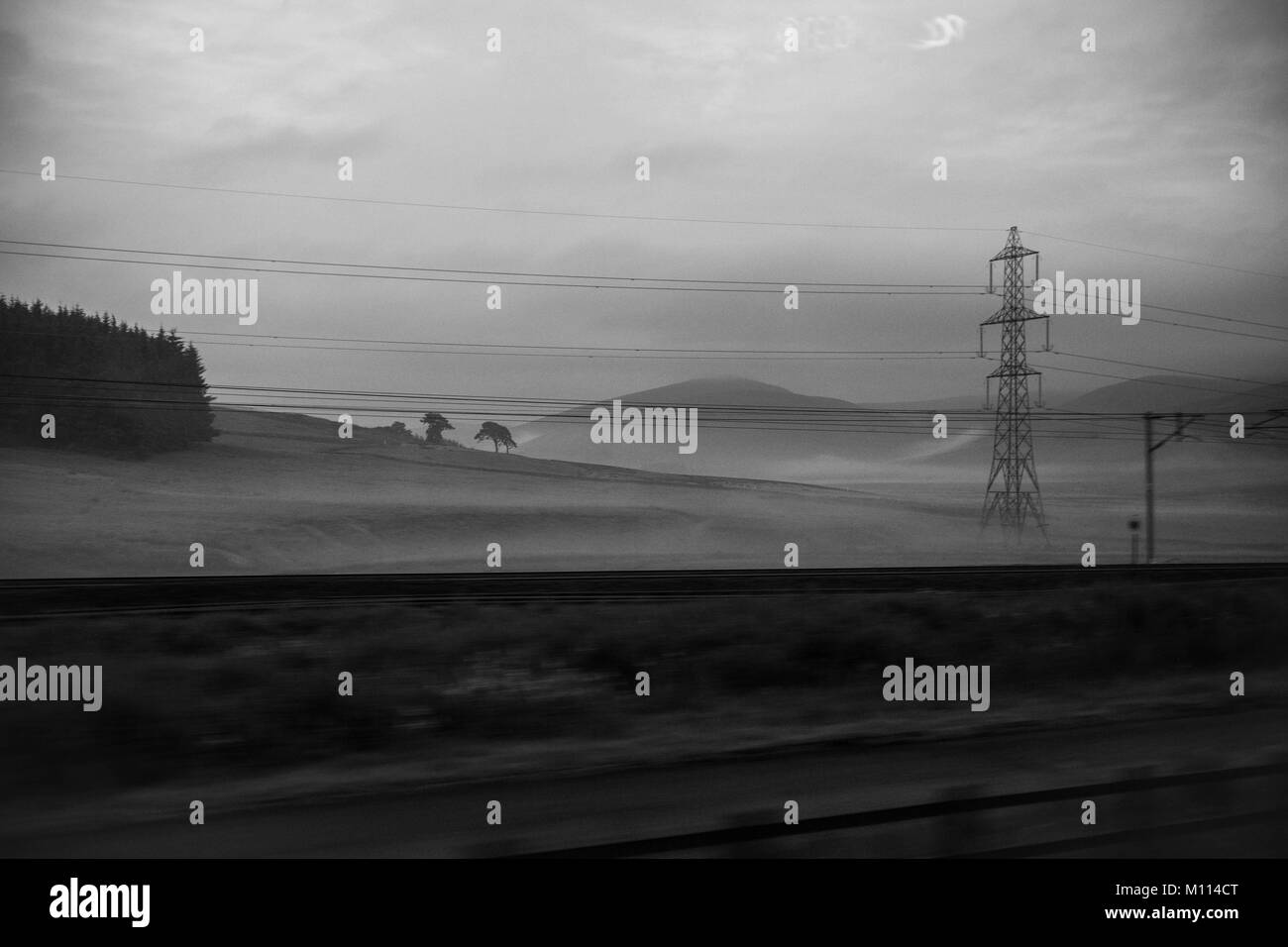 Schwarze und weiße neblige Landschaft geschossen von einer Wiese in der Nähe von Glasgow, Schottland Stockfoto