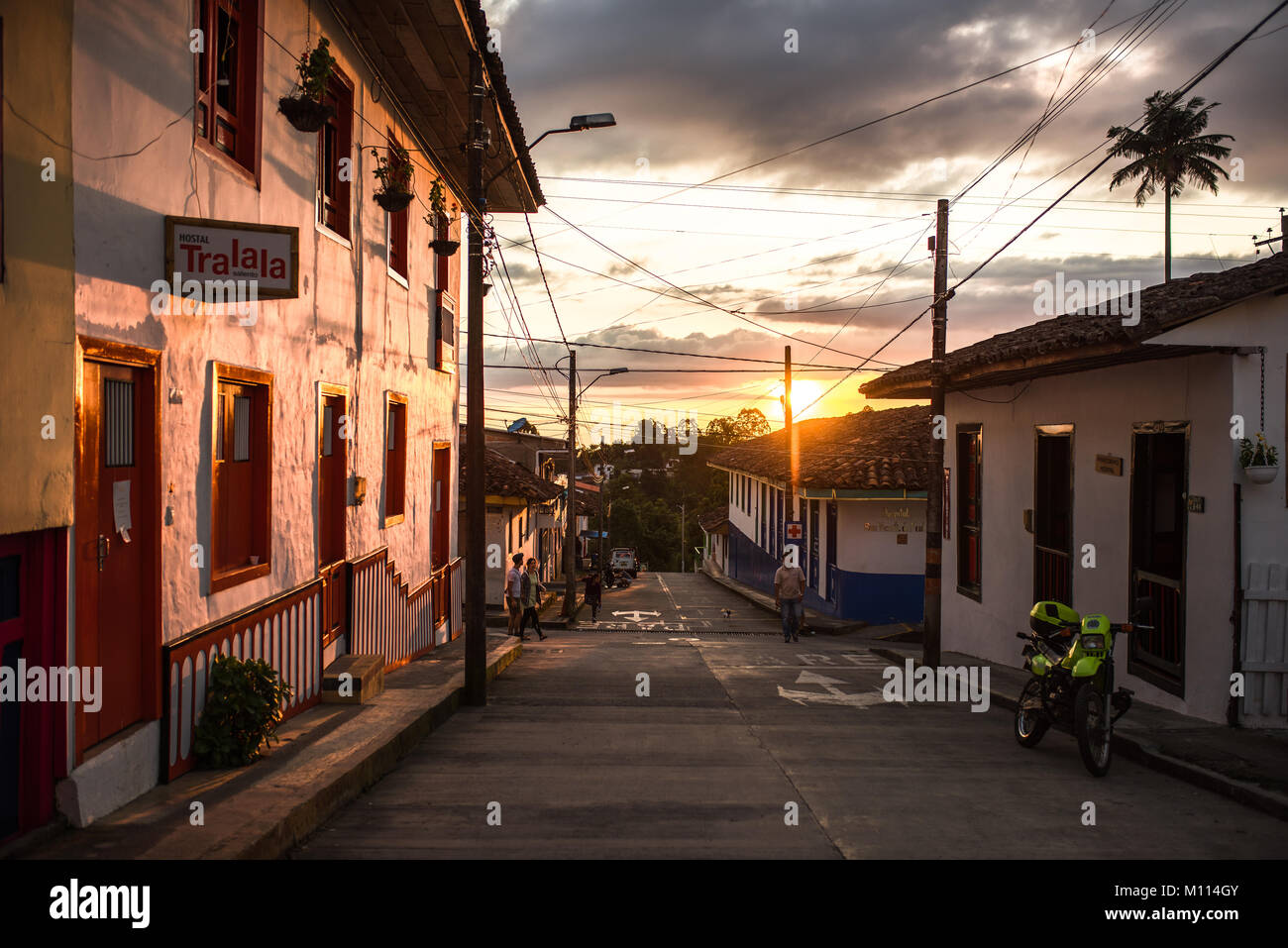 Stadt des Salento bei Sonnenuntergang in Quindío, Kolumbien Stockfoto