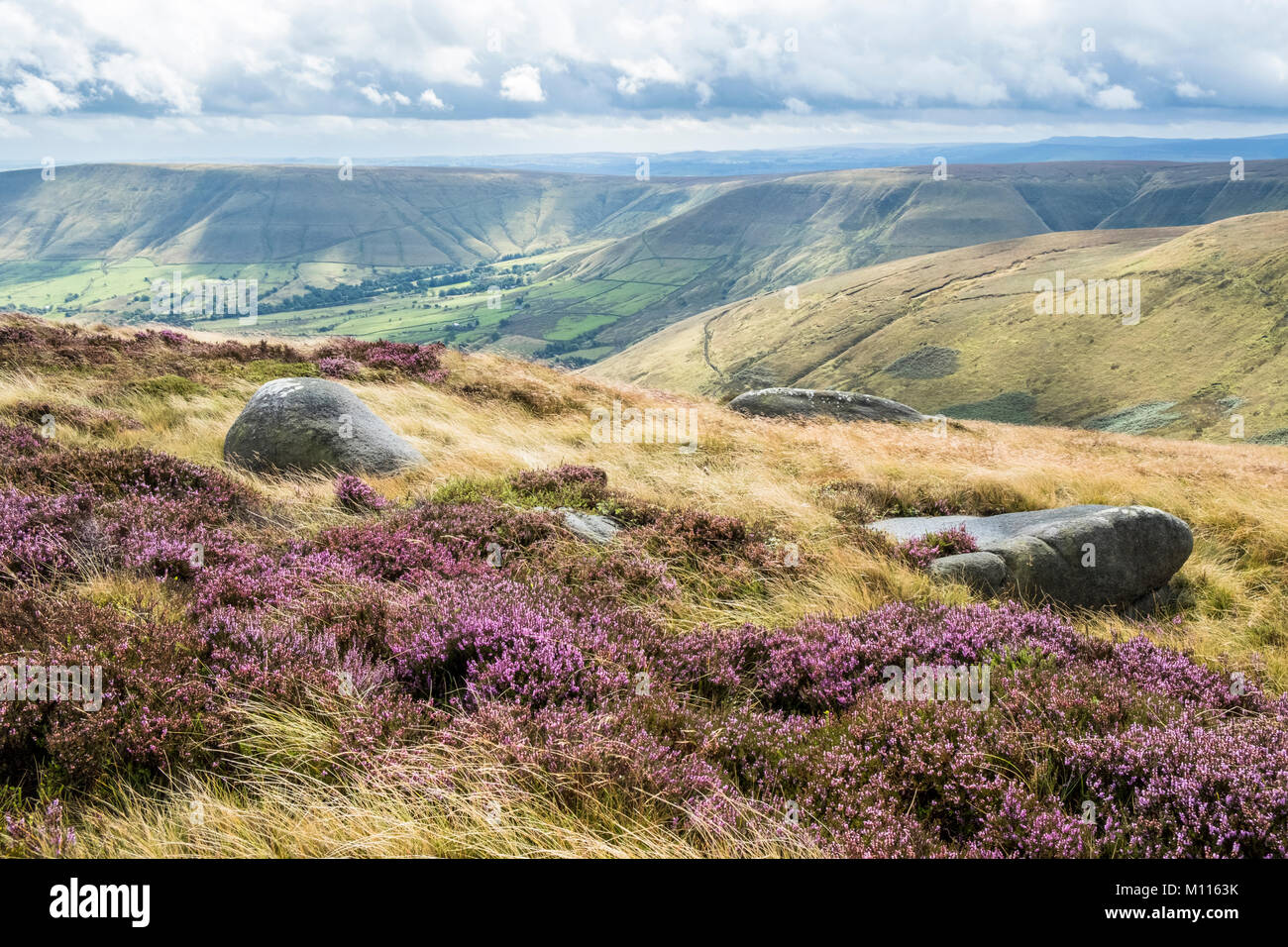 Blick von Kinder Scout in Richtung Dalehead in das Tal von Edale mit Sonnenschein durch Cloud auf Moor und Heide, Derbyshire, England, Großbritannien Stockfoto