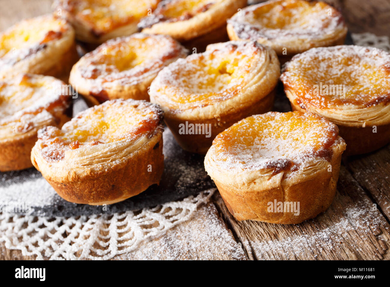 Leckere Kuchen Pastel de nata mit Vanillesauce Creme close-up auf dem Tisch. Horizontale Stockfoto