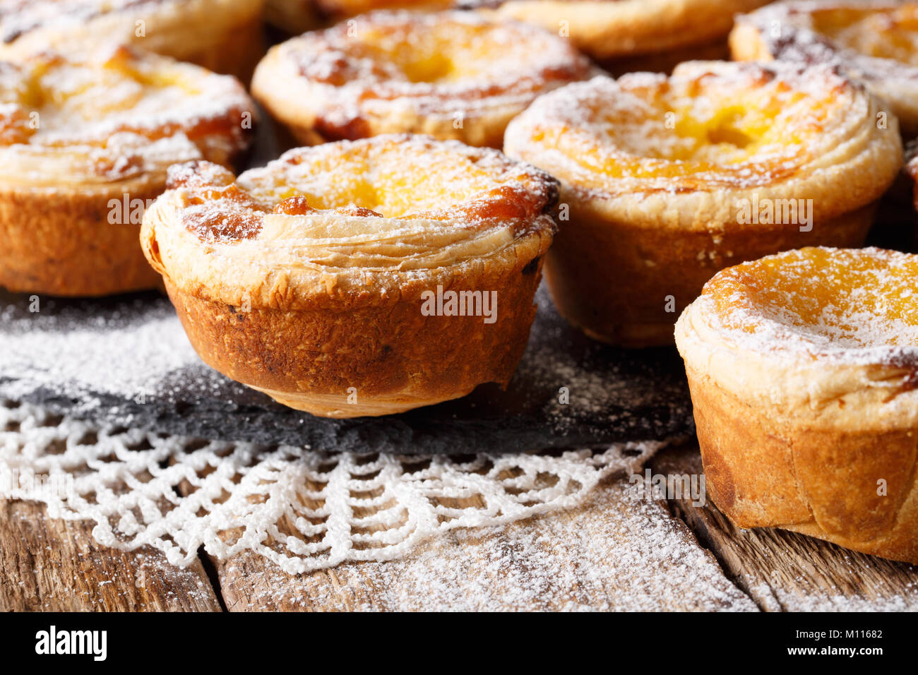 Portugiesische köstliche Pastel de nata Closeup auf einem Tisch. Horizontale Stockfoto
