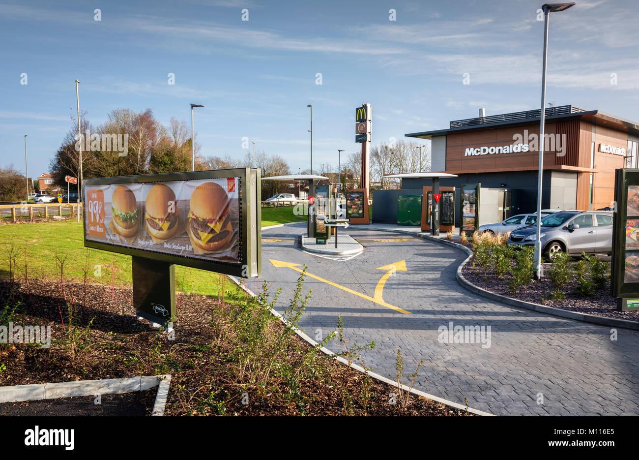 Eine McDonalds-Fahrt durch das Restaurant in der Nähe von Portsmouth, Hampshire, Großbritannien. Nur für redaktionelle Zwecke. Stockfoto