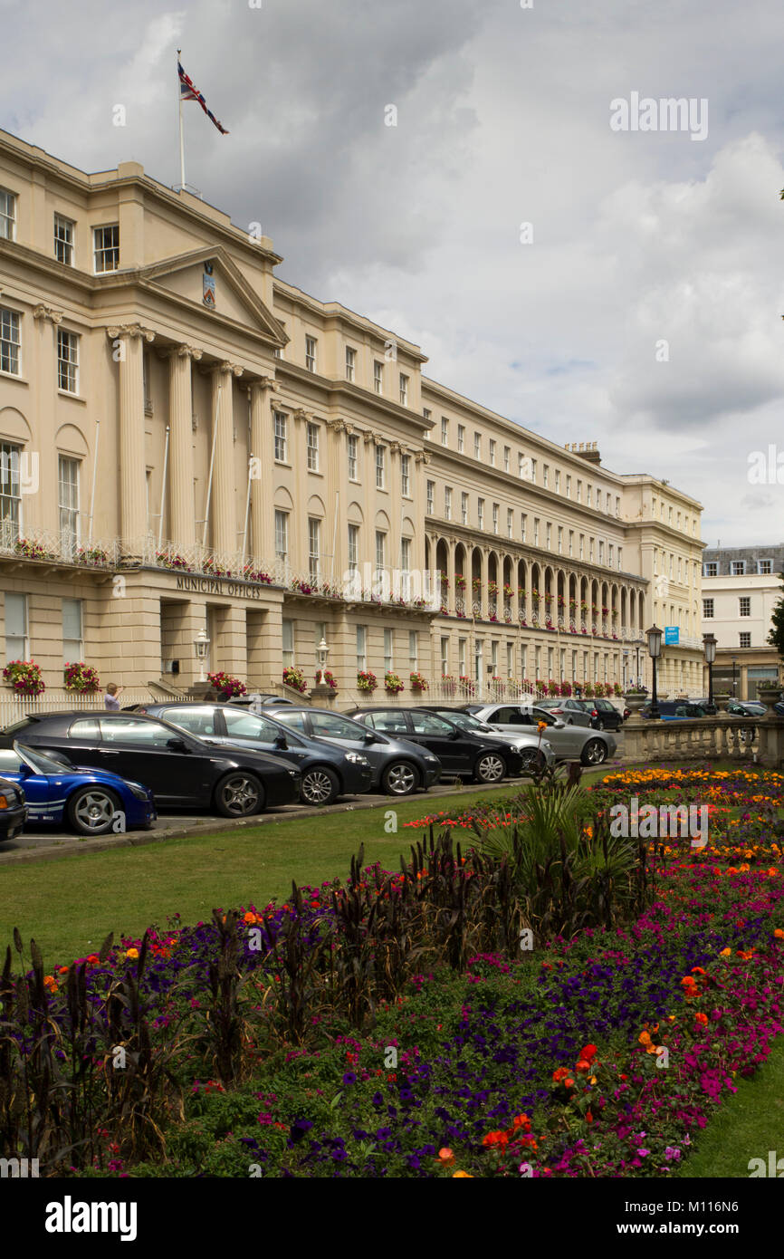 Cheltenham, Gloucestershire, Großbritannien - 25 Juli 2010: Bunte Sommerblume Grenzen vor dem Gemeindeamt auf der Promenade, Cheltenham. Um 1835 abgeschlossen, diese werden von vielen als die schönste Regency Gebäude in Cheltenham betrachtet. Bunte Sommerblume Grenzen vor dem Gemeindeamt auf der Promenade, Cheltenham, Gloucestershire, VEREINIGTES KÖNIGREICH Stockfoto