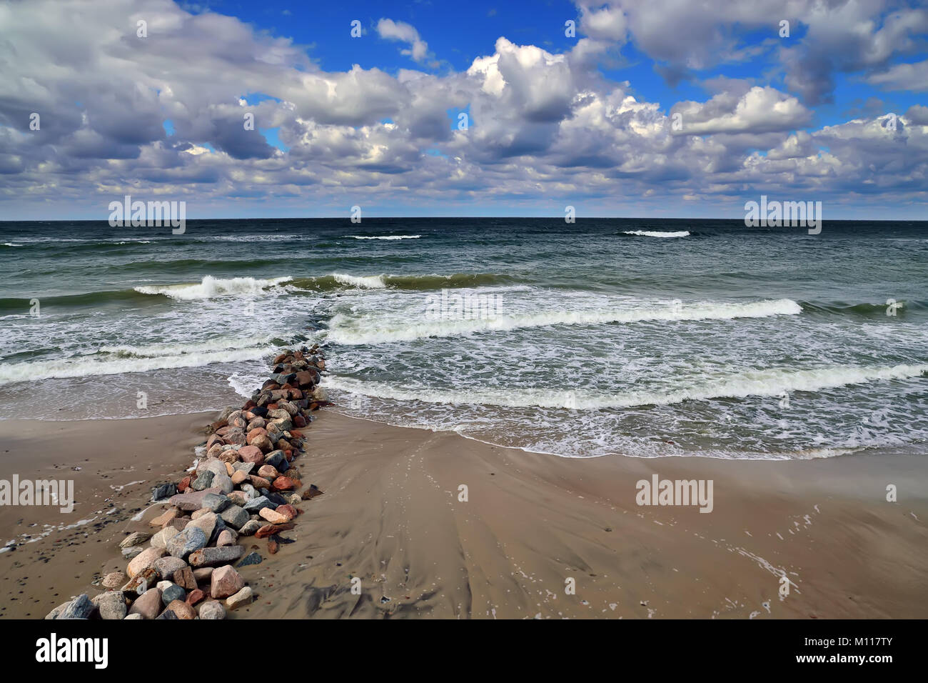 Alte Mole am Sandstrand der Ostsee in der sonnigen Sommertag Stockfoto