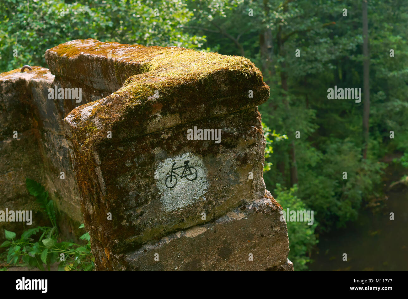 Anmelden ein Fahrrad Route auf dem Stein, Kennzeichnung der Route Symbol Fahrrad Stockfoto