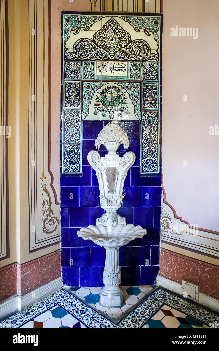 ISTANBUL, Türkei - 29 Oktober, 2017: Brunnen mit blauen Kacheln in Abdulmecid Efendi Kiosk Stockfoto