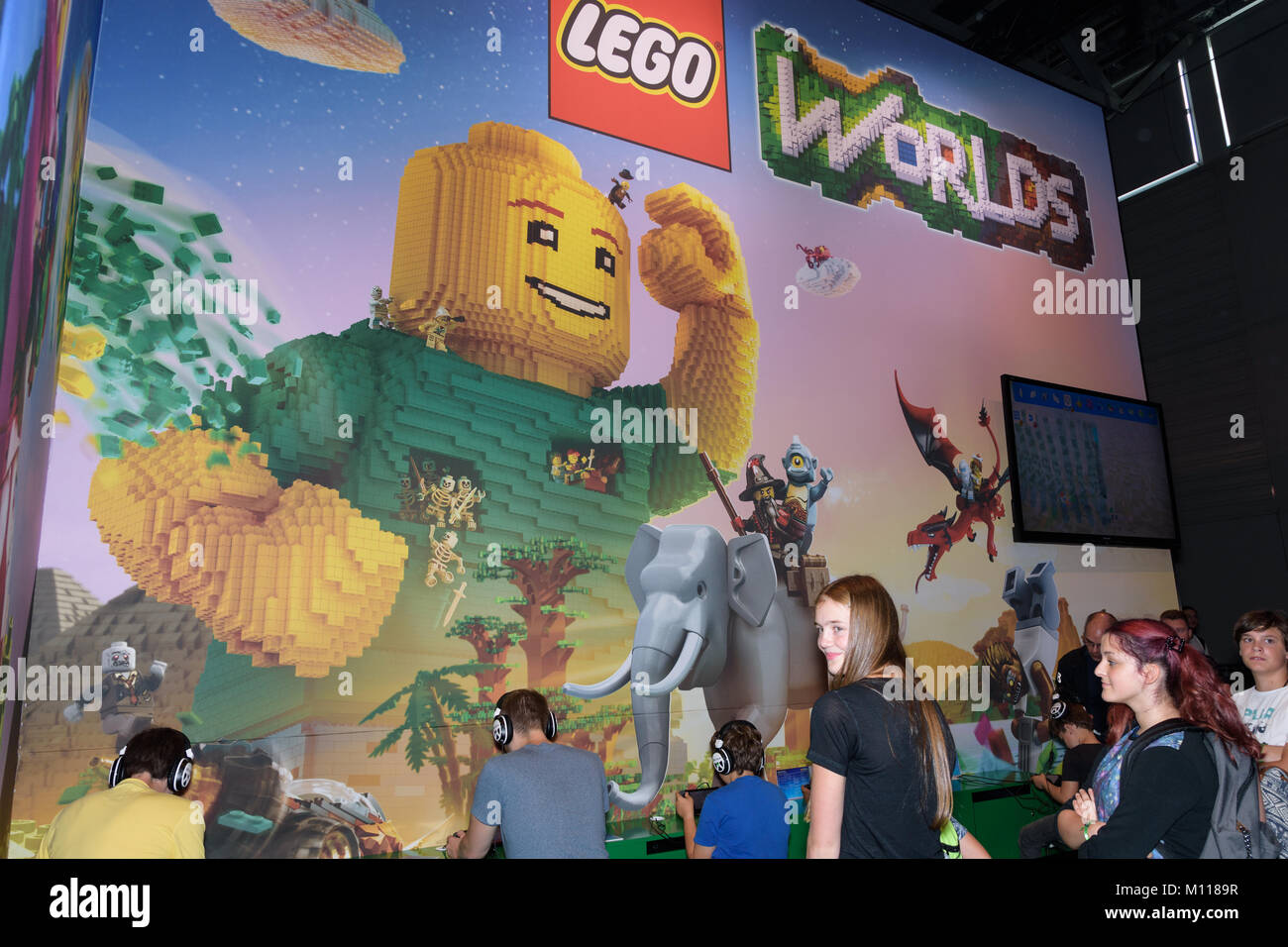 Köln, Deutschland - 24. August 2017: Die Messe Besucher spielen Lego Welten  auf dem Stand der Firma Lego auf der Gamescom 2017. Die gamescom ist Messe  Stockfotografie - Alamy