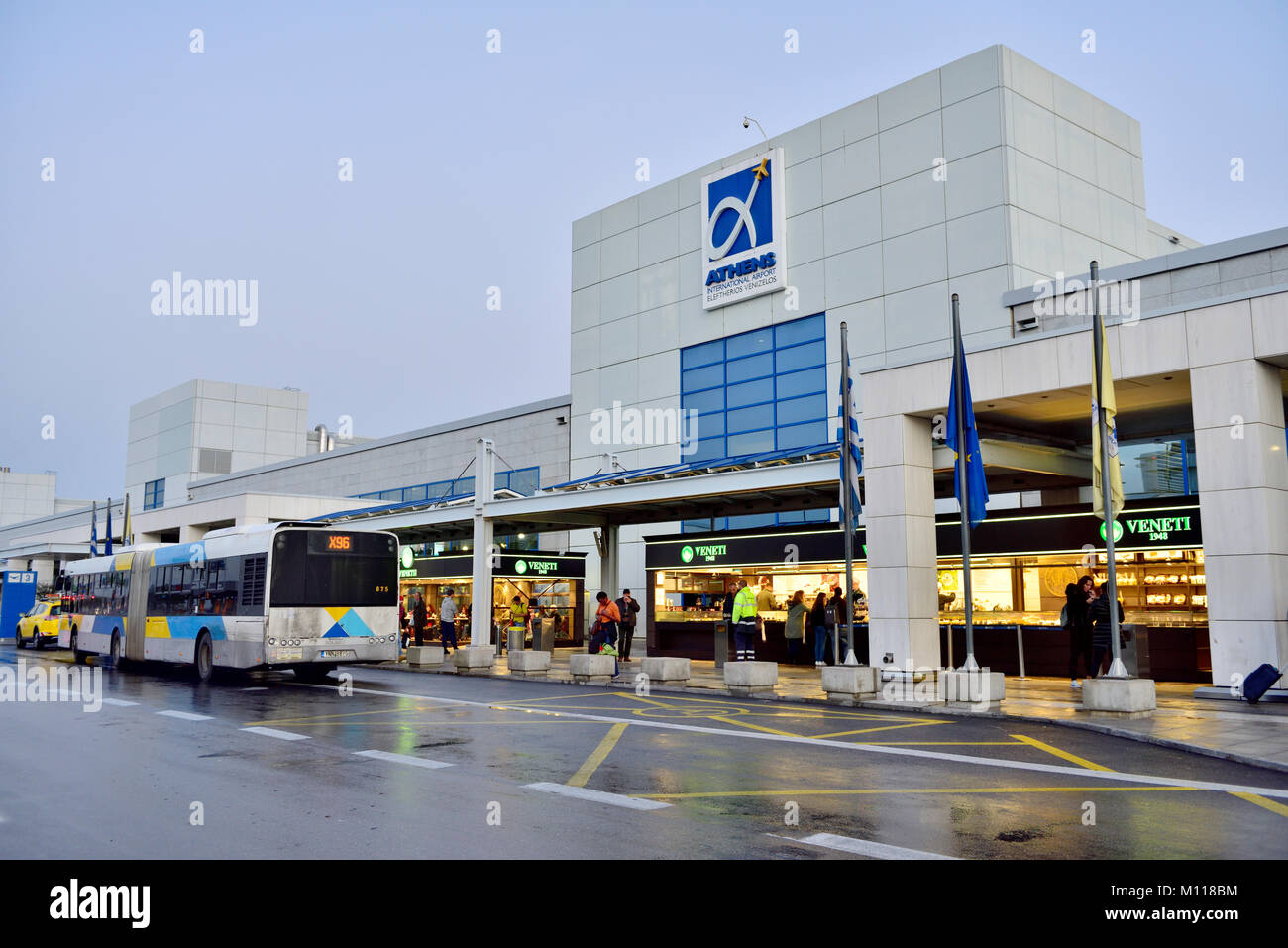 Vor dem Eingang zum internationalen Flughafen Athen, Griechenland Stockfoto