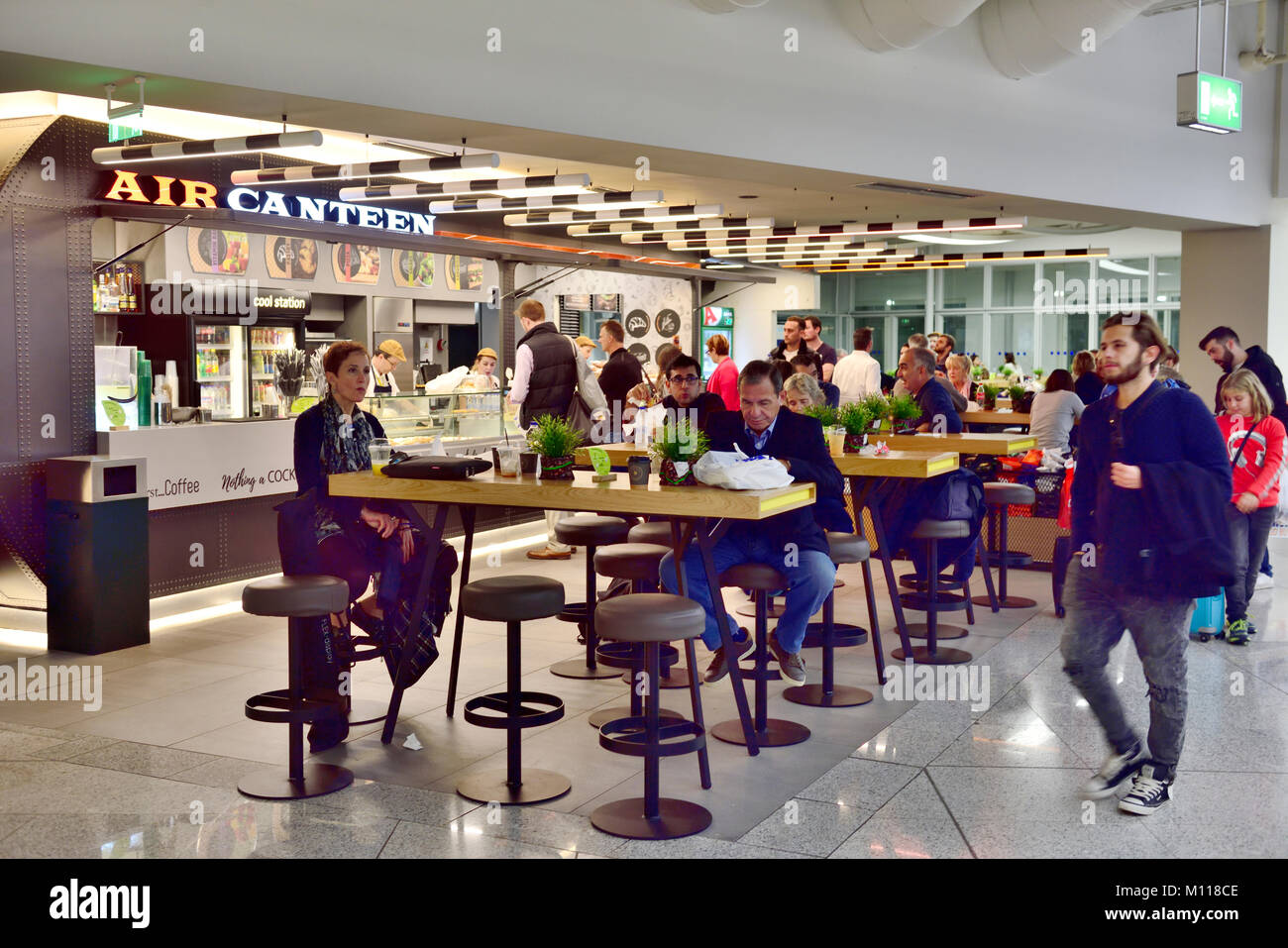 Eines der Restaurants (Kantine) im internationalen Flughafen Athen, Griechenland Stockfoto